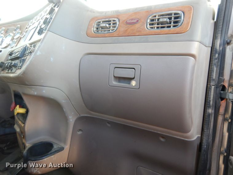 image for item DJ8102 2009 Peterbilt 384  semi truck