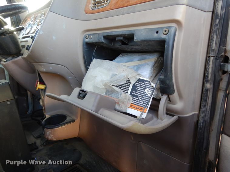 image for item DJ8102 2009 Peterbilt 384  semi truck