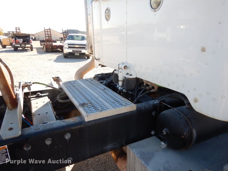 image for item DJ8102 2009 Peterbilt 384  semi truck