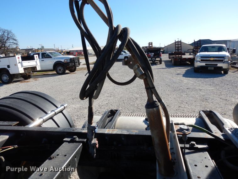 image for item DJ8102 2009 Peterbilt 384  semi truck