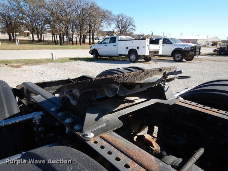 image for item DJ8102 2009 Peterbilt 384  semi truck