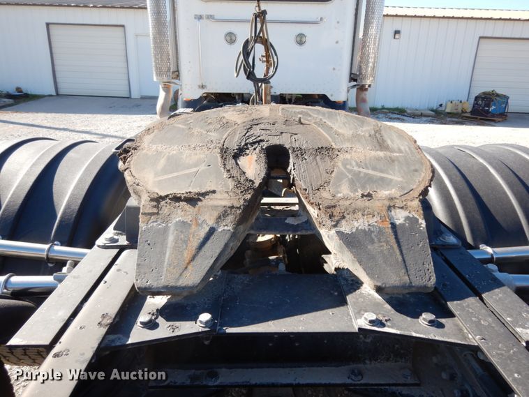 image for item DJ8102 2009 Peterbilt 384  semi truck