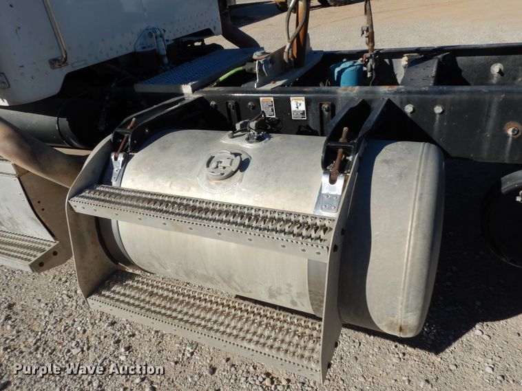 image for item DJ8102 2009 Peterbilt 384  semi truck