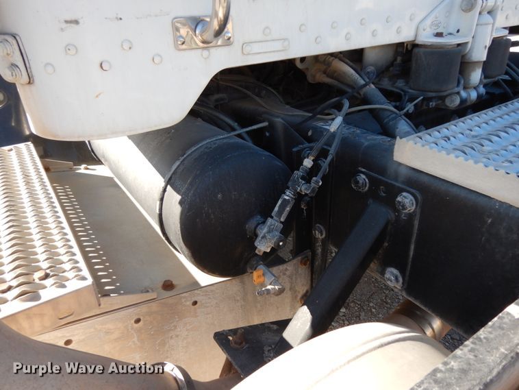 image for item DJ8102 2009 Peterbilt 384  semi truck