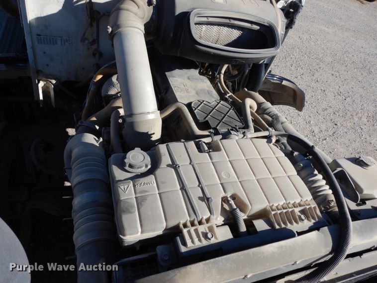 image for item DJ8102 2009 Peterbilt 384  semi truck