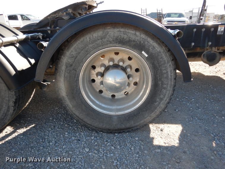 image for item DJ8102 2009 Peterbilt 384  semi truck