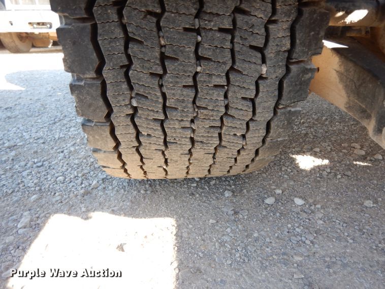 image for item DJ8102 2009 Peterbilt 384  semi truck