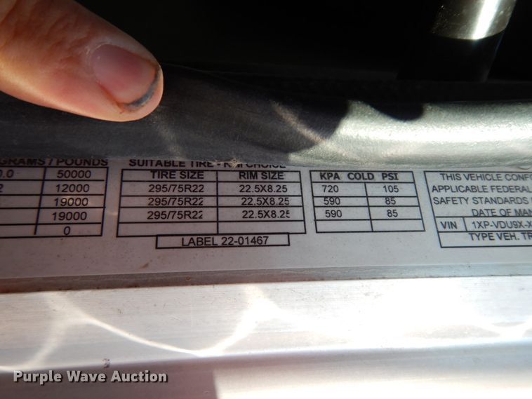 image for item DJ8102 2009 Peterbilt 384  semi truck