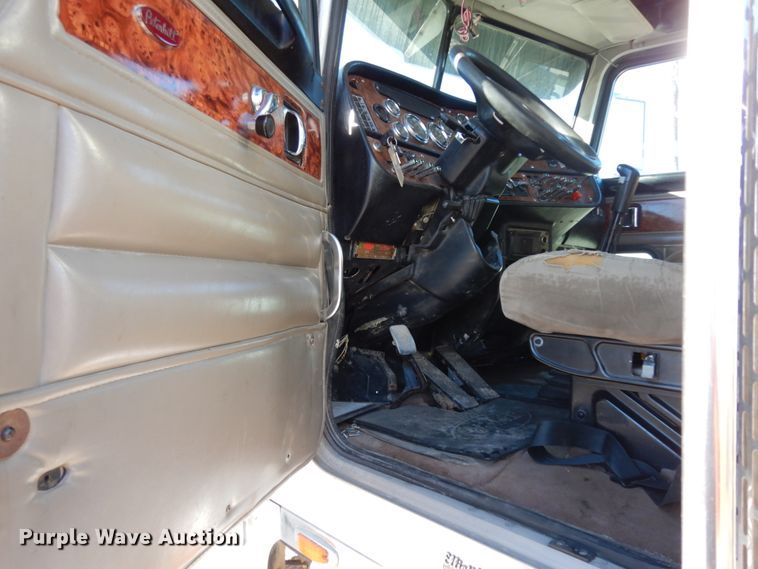 image for item DJ8104 2005 Peterbilt 379  winch truck