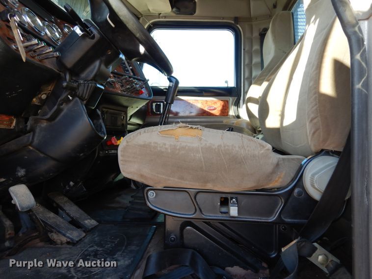 image for item DJ8104 2005 Peterbilt 379  winch truck