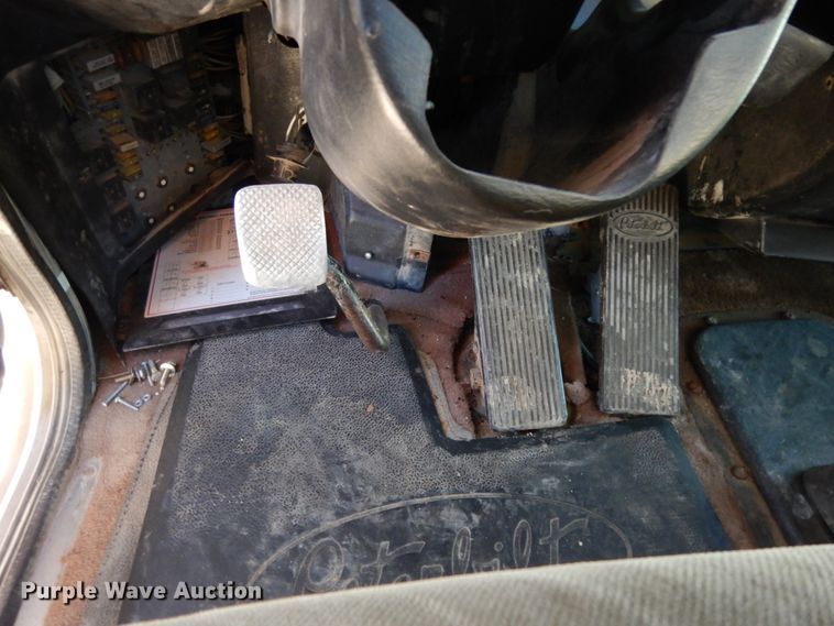 image for item DJ8104 2005 Peterbilt 379  winch truck