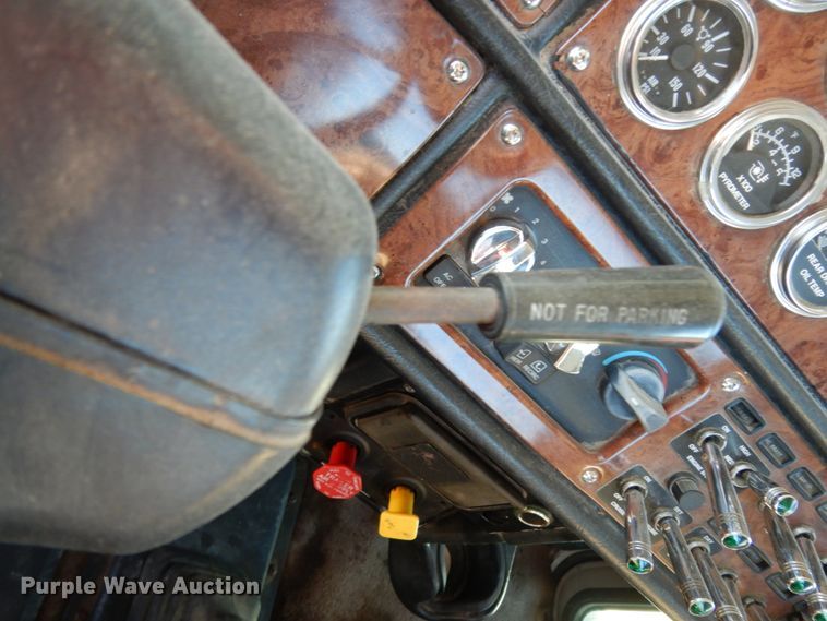 image for item DJ8104 2005 Peterbilt 379  winch truck