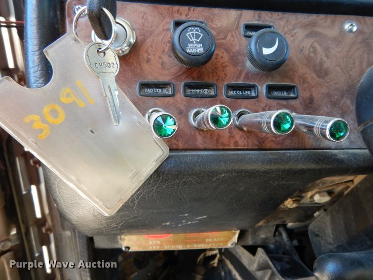 image for item DJ8104 2005 Peterbilt 379  winch truck