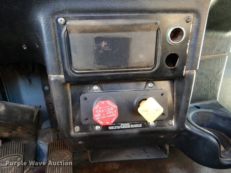 image for item DJ8104 2005 Peterbilt 379  winch truck