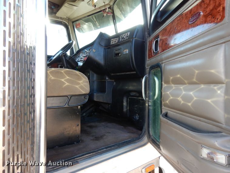 image for item DJ8104 2005 Peterbilt 379  winch truck