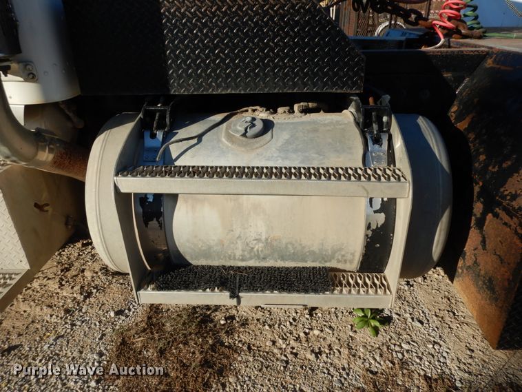 image for item DJ8104 2005 Peterbilt 379  winch truck