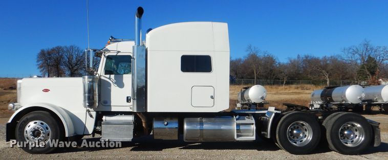image for item DJ8572 2012 Peterbilt 389  semi truck