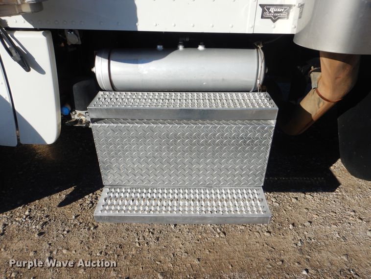 image for item DJ8572 2012 Peterbilt 389  semi truck