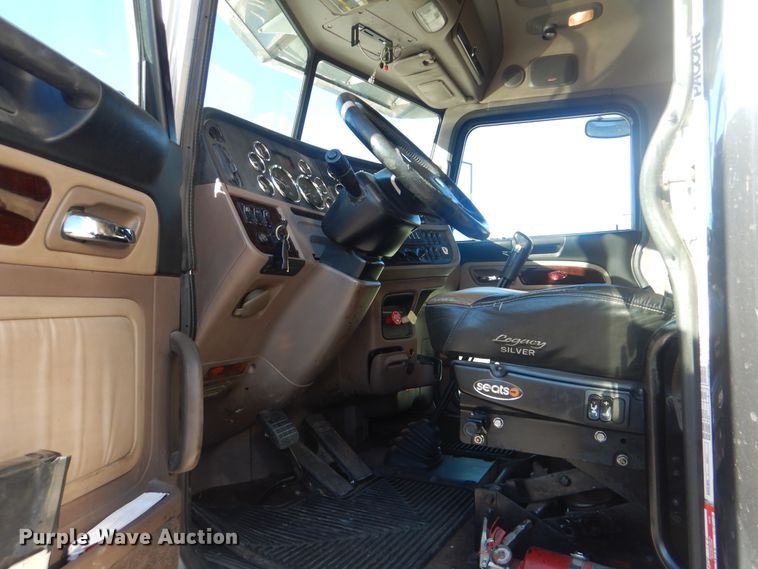 image for item DJ8572 2012 Peterbilt 389  semi truck