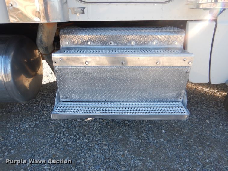 image for item DJ8572 2012 Peterbilt 389  semi truck