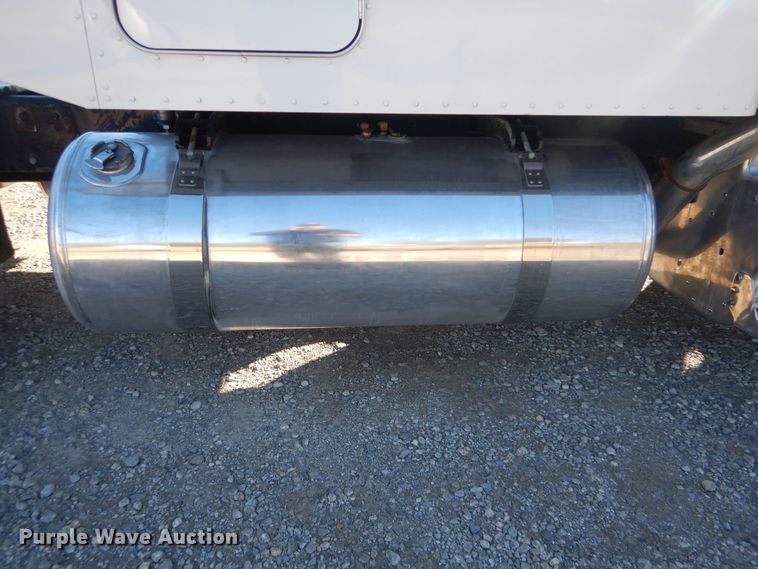 image for item DJ8572 2012 Peterbilt 389  semi truck