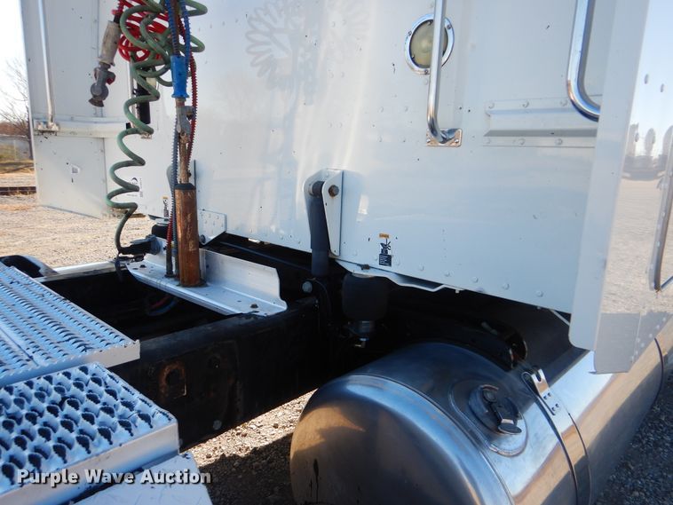 image for item DJ8572 2012 Peterbilt 389  semi truck