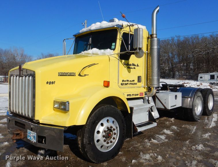 image for item DJ8576 2001 Kenworth T800  semi truck