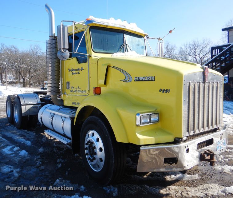 image for item DJ8576 2001 Kenworth T800  semi truck