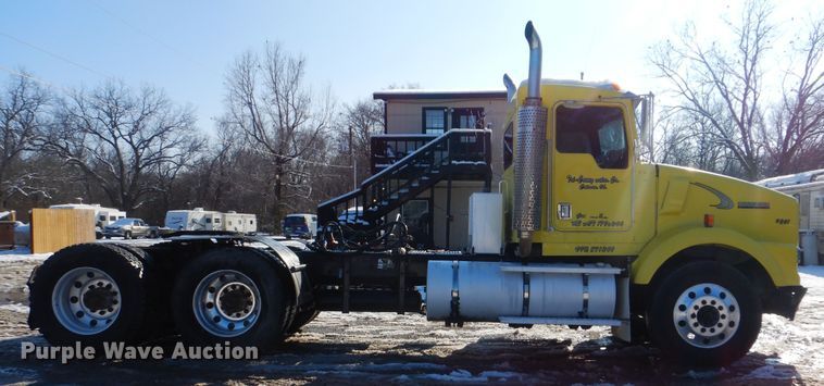 image for item DJ8576 2001 Kenworth T800  semi truck