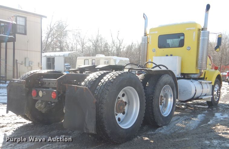 image for item DJ8576 2001 Kenworth T800  semi truck