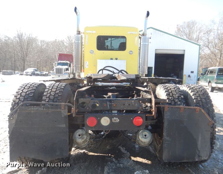 image for item DJ8576 2001 Kenworth T800  semi truck