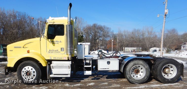 image for item DJ8576 2001 Kenworth T800  semi truck