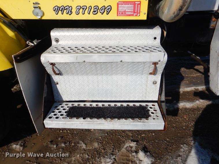 image for item DJ8576 2001 Kenworth T800  semi truck