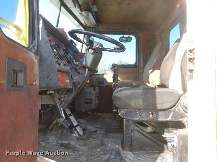 image for item DJ8576 2001 Kenworth T800  semi truck