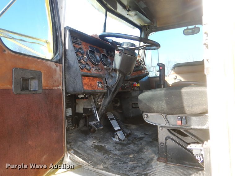 image for item DJ8576 2001 Kenworth T800  semi truck