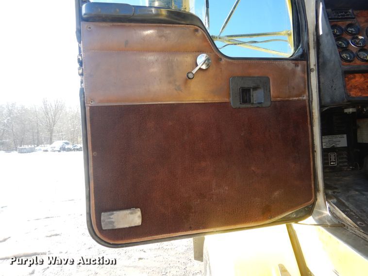 image for item DJ8576 2001 Kenworth T800  semi truck