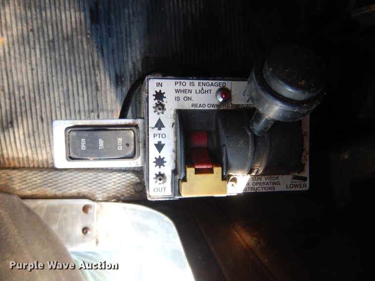 image for item DJ8576 2001 Kenworth T800  semi truck