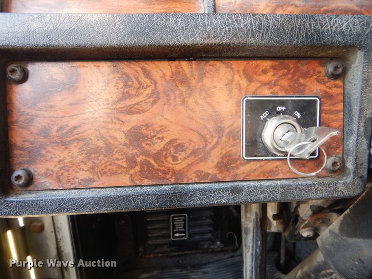 image for item DJ8576 2001 Kenworth T800  semi truck