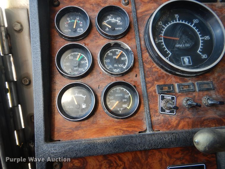 image for item DJ8576 2001 Kenworth T800  semi truck