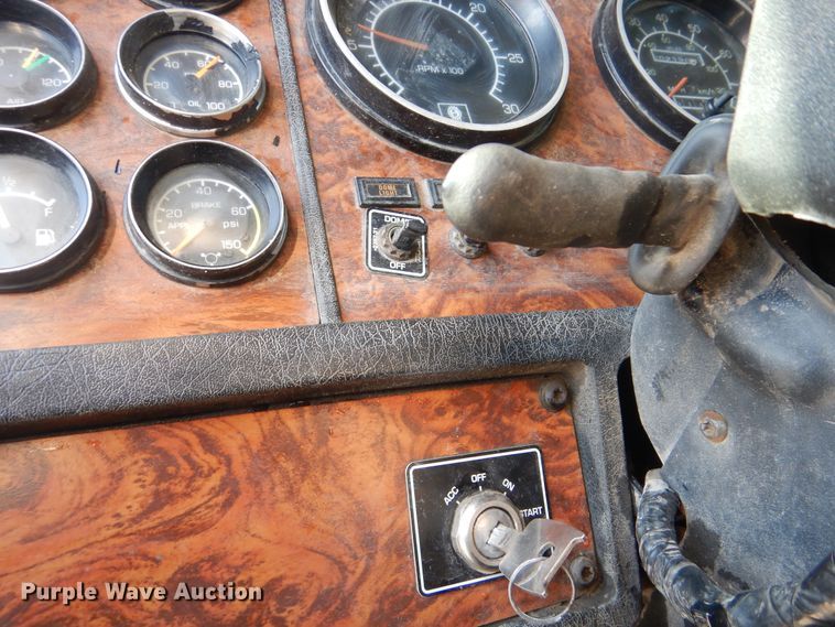 image for item DJ8576 2001 Kenworth T800  semi truck