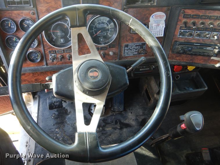 image for item DJ8576 2001 Kenworth T800  semi truck