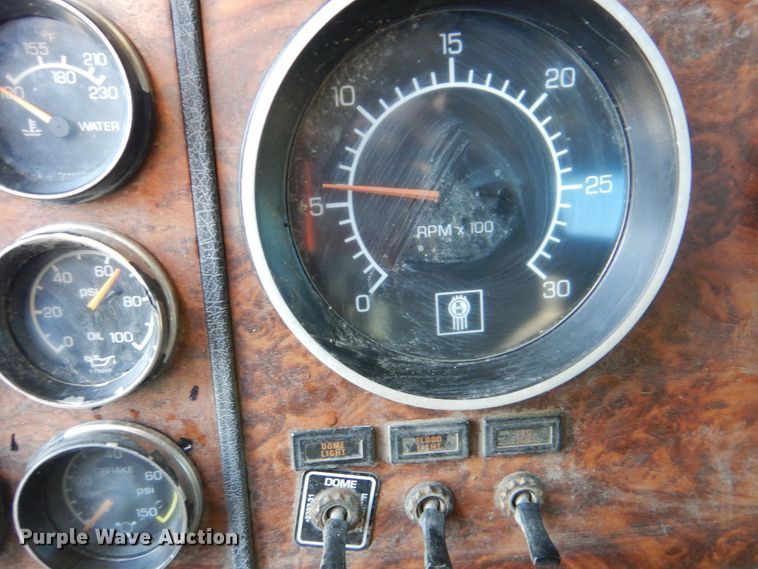 image for item DJ8576 2001 Kenworth T800  semi truck