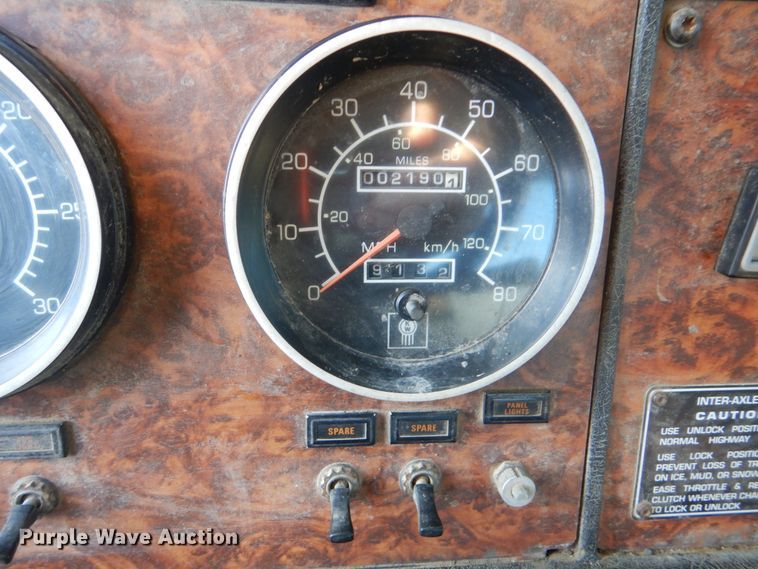 image for item DJ8576 2001 Kenworth T800  semi truck