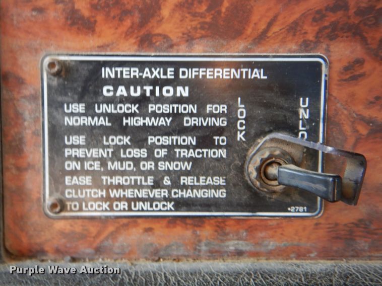 image for item DJ8576 2001 Kenworth T800  semi truck