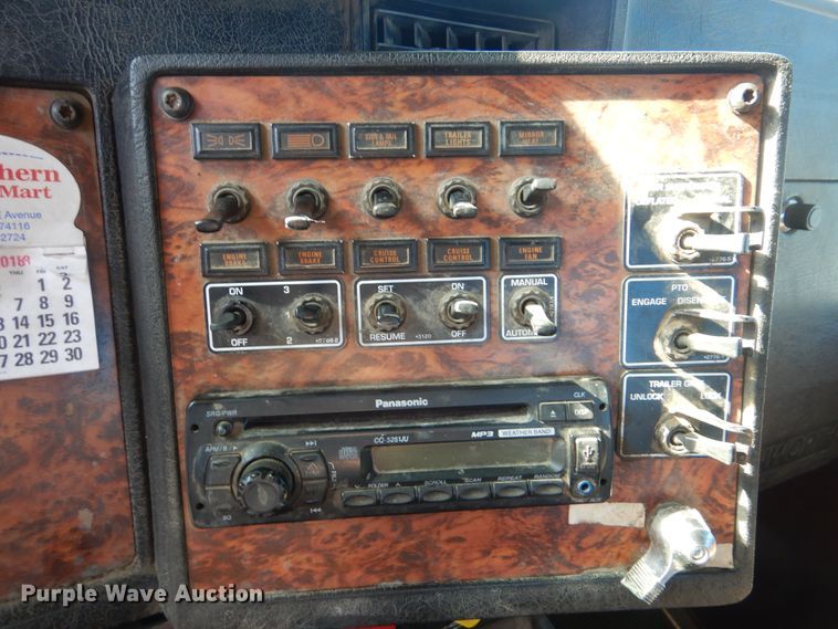 image for item DJ8576 2001 Kenworth T800  semi truck