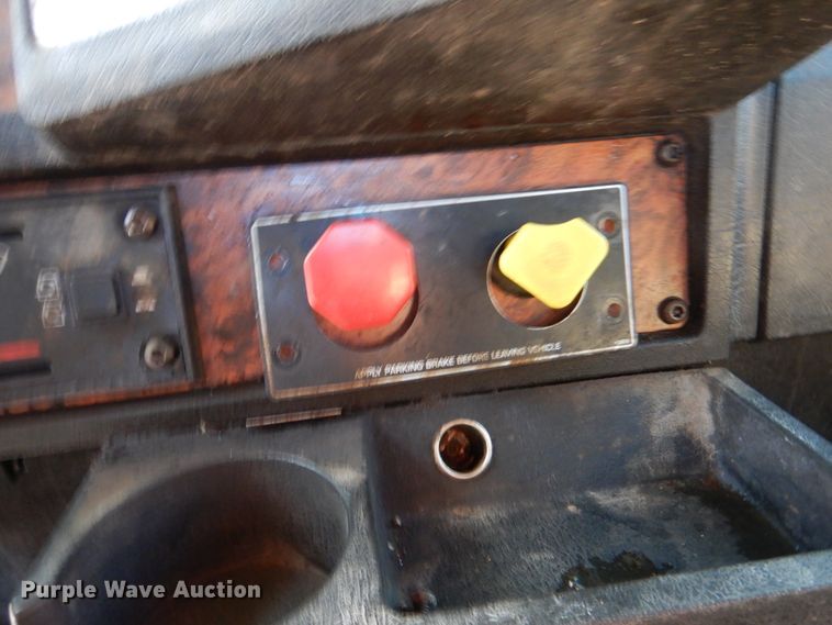 image for item DJ8576 2001 Kenworth T800  semi truck