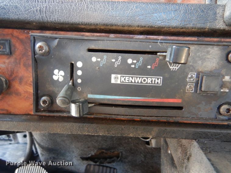 image for item DJ8576 2001 Kenworth T800  semi truck