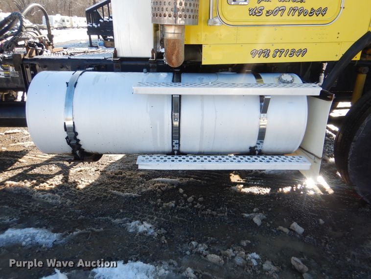 image for item DJ8576 2001 Kenworth T800  semi truck