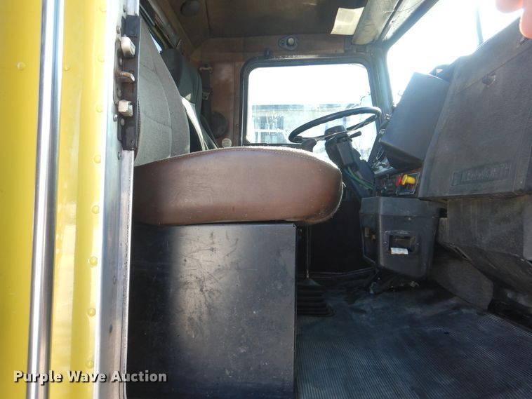 image for item DJ8576 2001 Kenworth T800  semi truck