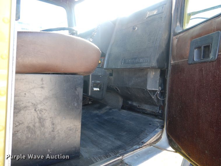 image for item DJ8576 2001 Kenworth T800  semi truck